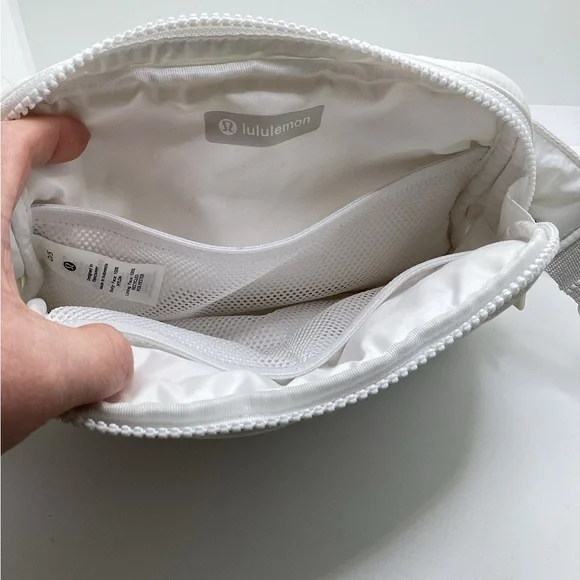Lululemon White Quilted Crossbody Belt Bag Adjustable Strap - Picture 4 of 9